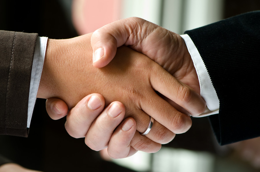 嘉定區(qū)律師事務(wù)所解讀:幫助別人受傷誰(shuí)承擔(dān)責(zé)任