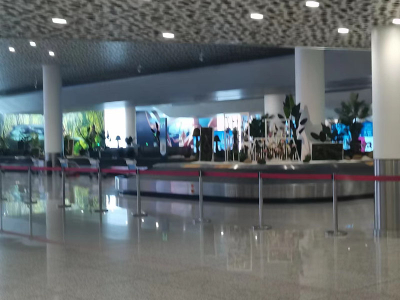 虹口律師：名譽(yù)權(quán)受到侵犯時(shí)，我們?cè)撊绾巫瞿兀? src="/uploads/76/330.jpg"/></p>
<p>
　　一、了解名譽(yù)權(quán)的定義和范圍
</p>
<p>
　　首先，我們需要了解名譽(yù)權(quán)的定義和范圍，在法律上例如國家有不同的規(guī)定，但是一般的范疇包括以下幾個(gè)方面：一是個(gè)人的名譽(yù)和榮譽(yù)；二是個(gè)人的形象和人格尊嚴(yán)；三是個(gè)人的隱私和個(gè)人生活安寧；四是個(gè)人的知名度和商譽(yù)等。
</p>
<p>
　　名譽(yù)受到侵犯可能表現(xiàn)為以下行為：
</p>
<p>
　　1. 謠言和誹謗：對(duì)某人散布未經(jīng)證實(shí)的不實(shí)消息或挑撥離間，影響其名譽(yù)。
</p>
<p>
　　2. 惡意詆毀：公開表示針對(duì)某人的不實(shí)指控或攻擊性言論，嚴(yán)重影響其名譽(yù)和社會(huì)形象。
</p>
<p>
　　3. 盜用個(gè)人信息：未經(jīng)允許或授權(quán)地使用或泄露某人的個(gè)人信息，造成負(fù)面影響。
</p>
<p>
　　4. 不當(dāng)調(diào)查：在沒有合法授權(quán)或合理理由的情況下進(jìn)行不當(dāng)侵入性調(diào)查，侵犯了某人的隱私和名譽(yù)。
</p>
<p>
　　5. 負(fù)面報(bào)道：在媒體上發(fā)布歪曲事實(shí)、有意制造負(fù)面印象的報(bào)道，導(dǎo)致某人名譽(yù)受損。
</p>
<p>
　　這些行為都有可能導(dǎo)致個(gè)人或組織的名譽(yù)受損，并可能對(duì)其社會(huì)地位和經(jīng)濟(jì)收益造成嚴(yán)重影響。因此，如果我們的名譽(yù)受到侵犯，不僅可以通過法律途徑來維護(hù)權(quán)益，還可以通過其他途徑來保護(hù)。
</p>
<p style="TEXT-ALIGN: center"><img alt=