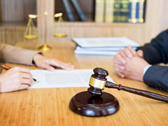 <b>黃浦區(qū)律師事務(wù)所:解析打60歲以上老人輕微傷的賠償問題</b>