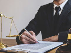 <b>徐匯區(qū)律師事務所視角下商場摔倒賠償?shù)亩嗑S度剖析</b>